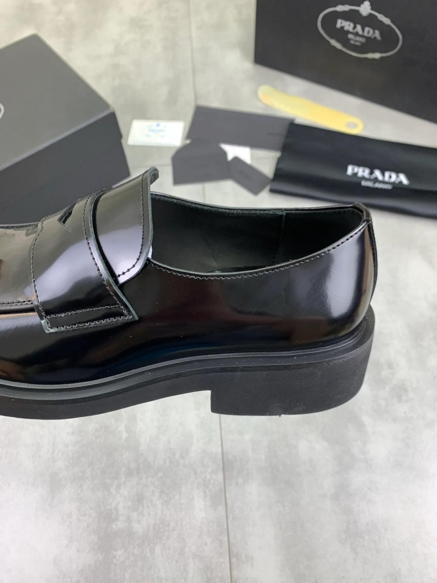 Factory price P840 💰Original quality, top version🔱 ＰＲＡＤＡPrada. Men's business casual leather shoes, top quality cow leather. 1:1 shipment ⬆️Luxurious and noble, all made of imported original first-layer fine suede cowhide, just to create a more comfortable wearing experience. Upper: original comfortable open-edge bead-rubbed calfskin ➕Top imported water-dyed full cow lining, original high-end lightweight and comfortable TPU combination bottom ✔️Code number: 39-44 (38 45 Can be customized)